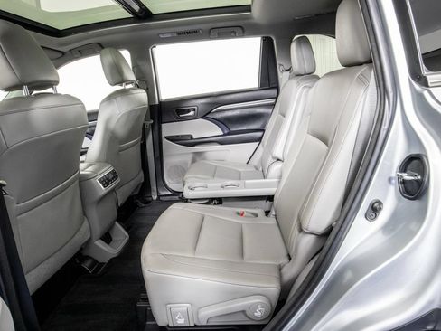 Used 2018 Toyota Highlander Limited Platinum FWD image 12