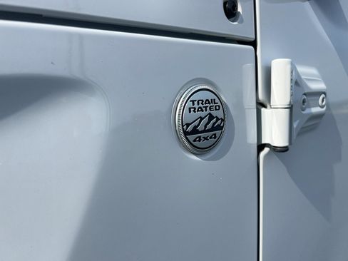 Used 2023 Jeep Gladiator Overland AWD/4WD image 11