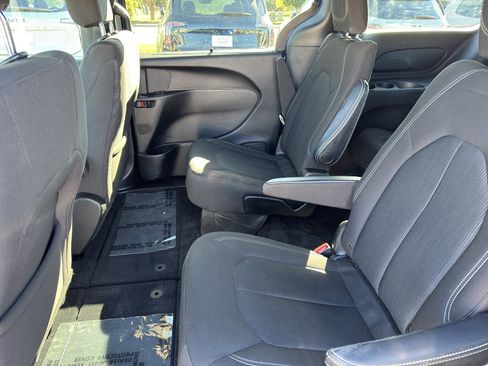 Used 2020 Chrysler Pacifica Touring w/ S Appearance Package image 13