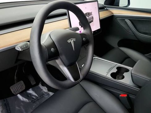 Used 2025 Tesla Model Y Long Range RWD image 45