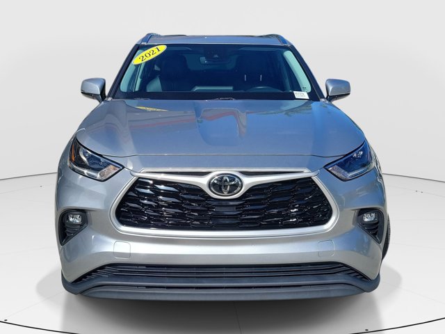 Used 2021 Toyota Highlander XLE AWD/4WD image 2