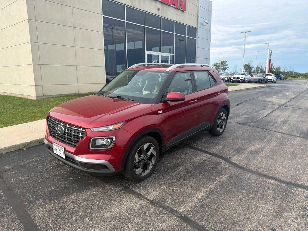 Used 2024 Hyundai Venue SEL FWD image 2