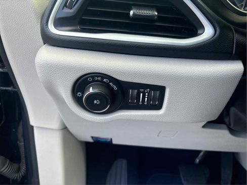 Used 2023 Chrysler Pacifica Touring-L image 19