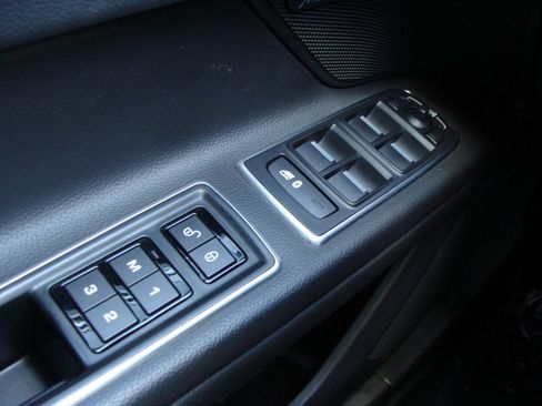 Used 2017 Jaguar XF Premium image 31