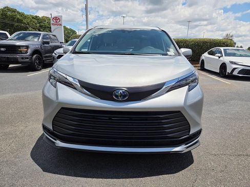 Used 2025 Toyota Sienna LE FWD image 2
