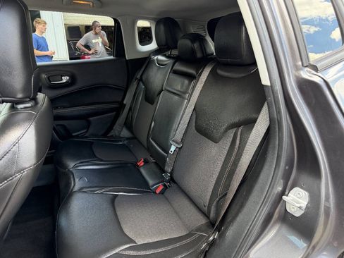 Used 2018 Jeep Compass Latitude w/ Cold Weather Group AWD/4WD image 7
