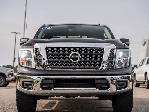 Used 2018 Nissan Titan SV w/ SV Convenience Package image 2
