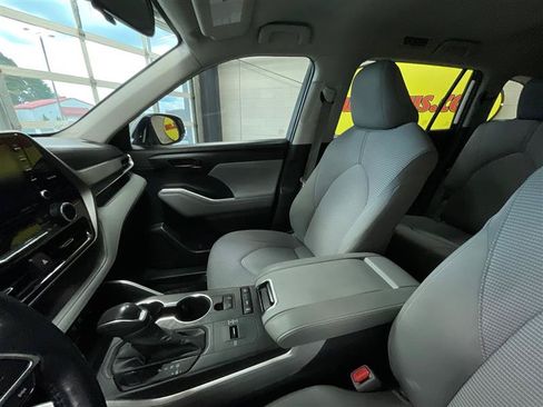 Used 2021 Toyota Highlander LE FWD image 12