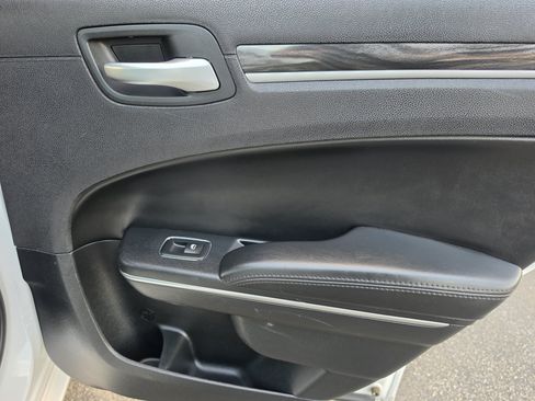 Used 2017 Chrysler 300 Limited RWD image 14
