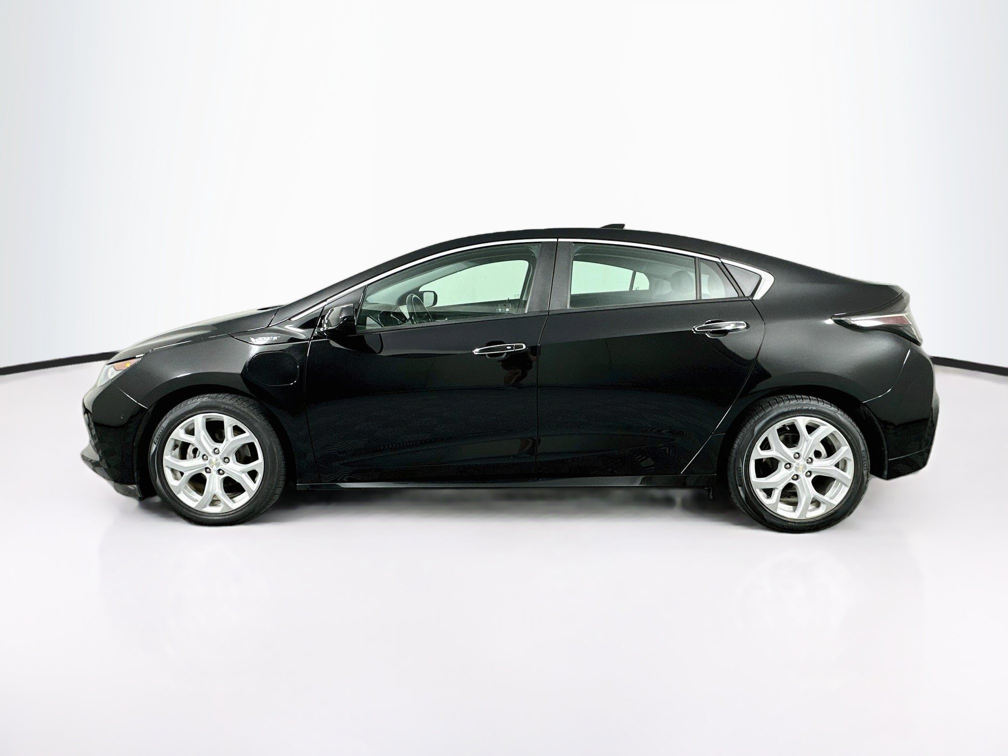 Used 2018 Chevrolet Volt Premier w/ Driver Confidence Package FWD image 4