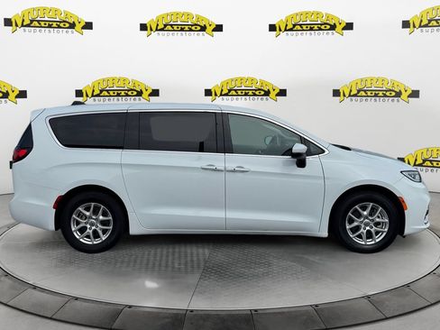 Used 2023 Chrysler Pacifica Touring-L FWD image 6