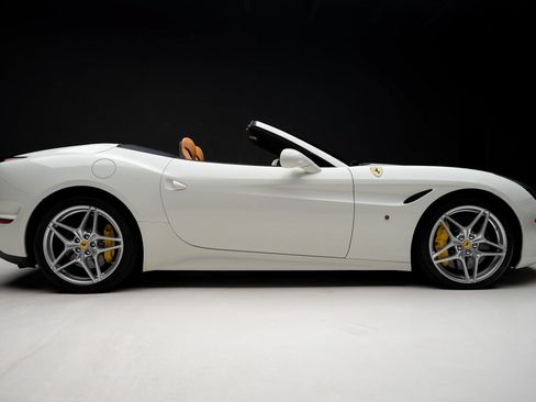 Used 2015 Ferrari California T RWD image 38