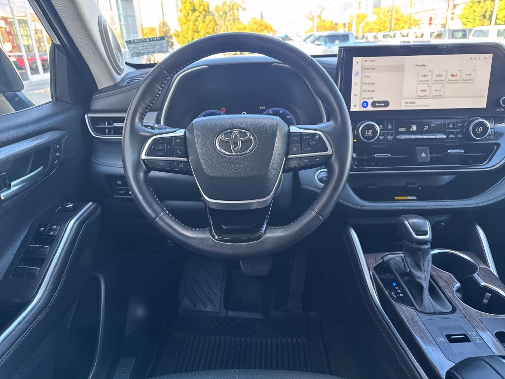 Used 2024 Toyota Highlander Limited AWD/4WD image 13