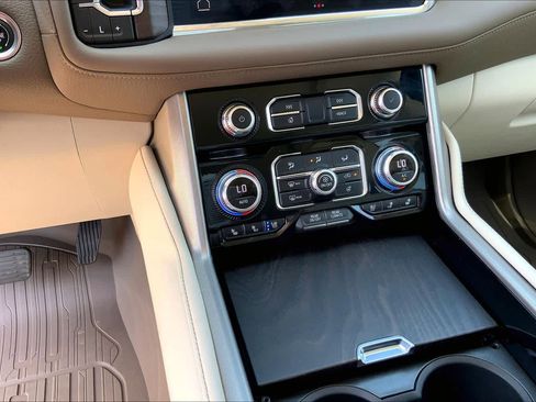 Used 2023 GMC Yukon Denali w/ Advanced Technology Package AWD/4WD image 32