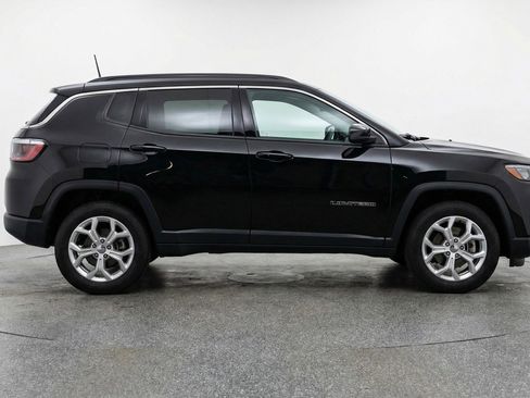 Used 2025 Jeep Compass Latitude image 11