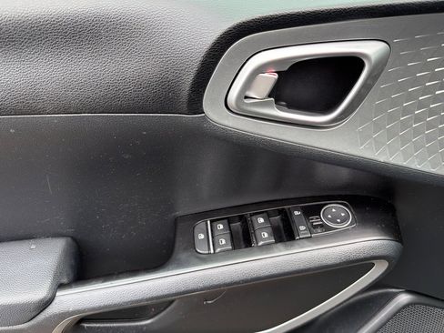 Used 2023 Kia Soul LX w/ LX Technology Package FWD image 10