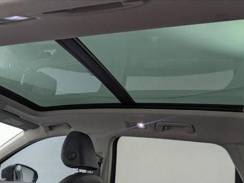 Used 2023 Volkswagen Taos SE w/ Panoramic Sunroof Package FWD image 29