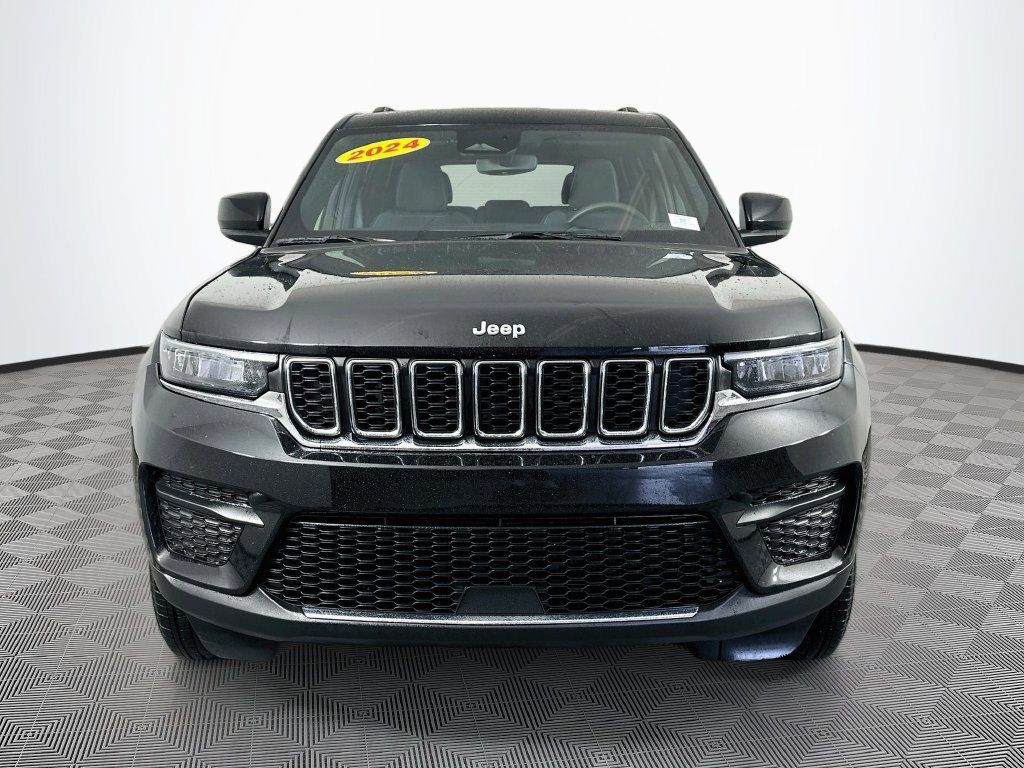 Certified 2024 Jeep Grand Cherokee Laredo X w/ Luxury Tech Group I AWD/4WD image 4