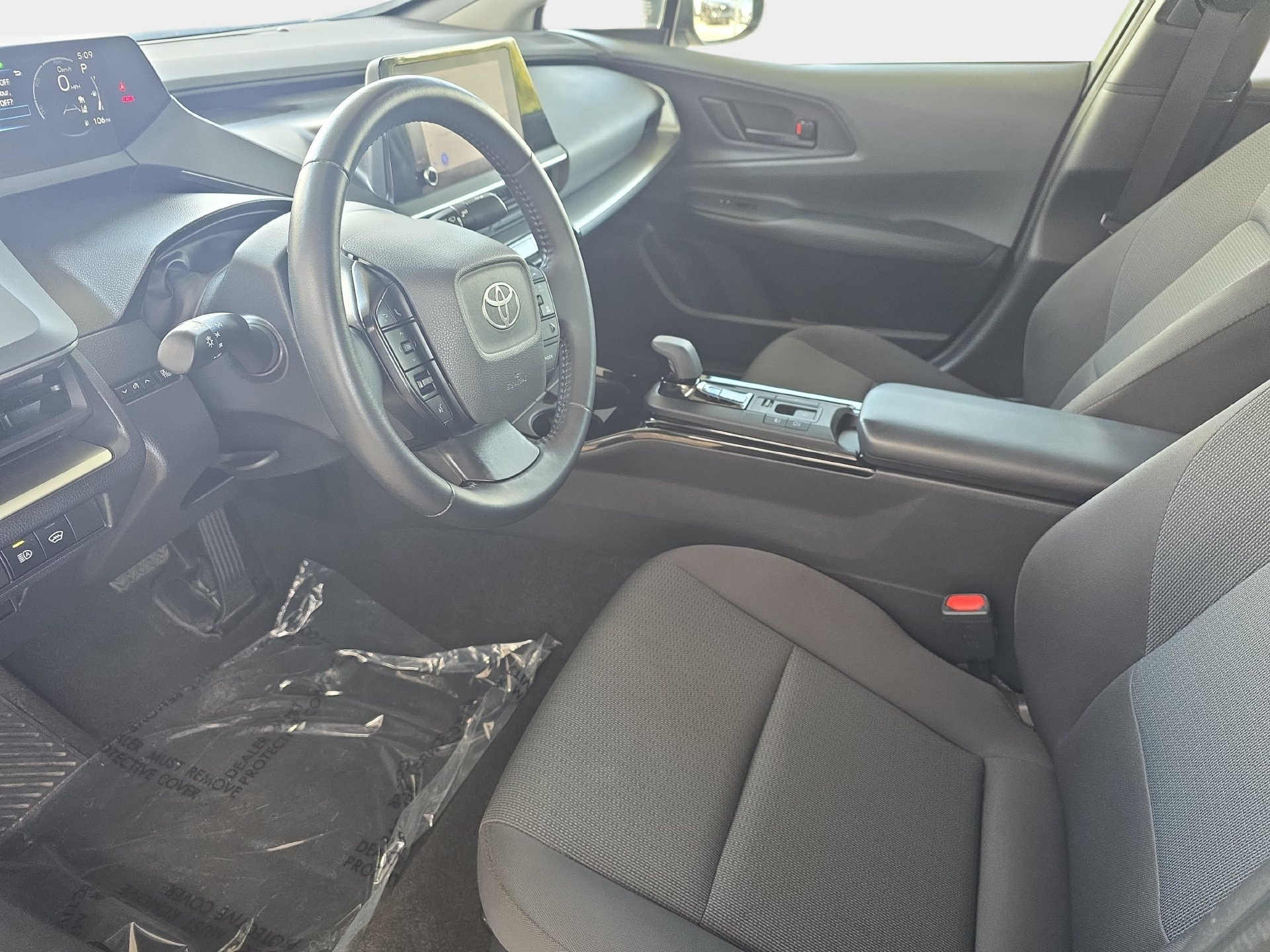 Used 2025 Toyota Prius LE FWD image 15