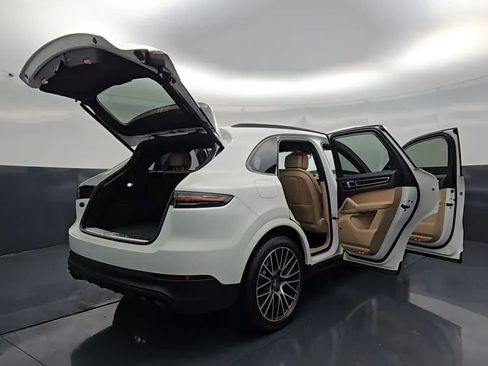 Used 2022 Porsche Cayenne AWD/4WD image 13