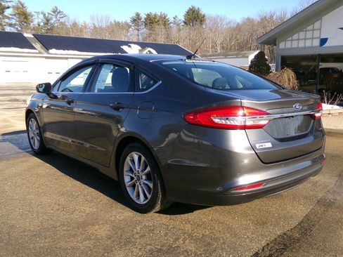 Used 2017 Ford Fusion SE w/ Fusion SE Technology Package image 4
