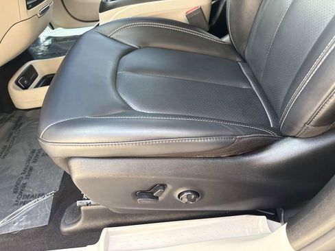 Used 2023 Chrysler Pacifica Touring-L w/ Uconnect Theater Family Group FWD image 25