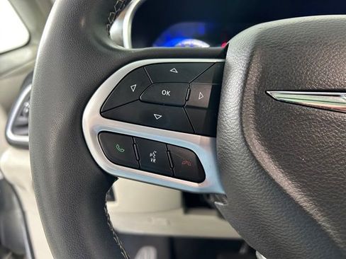 Used 2022 Chrysler Pacifica Limited FWD image 22