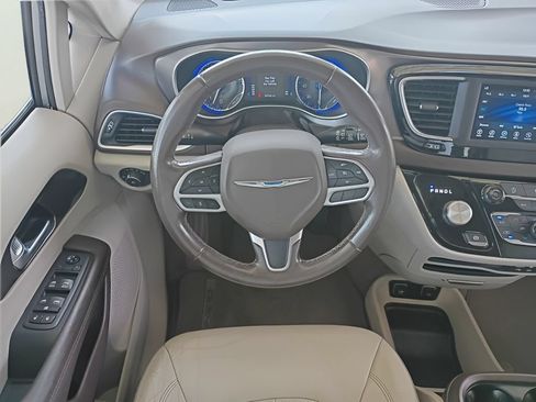 Used 2018 Chrysler Pacifica Touring-L FWD image 2
