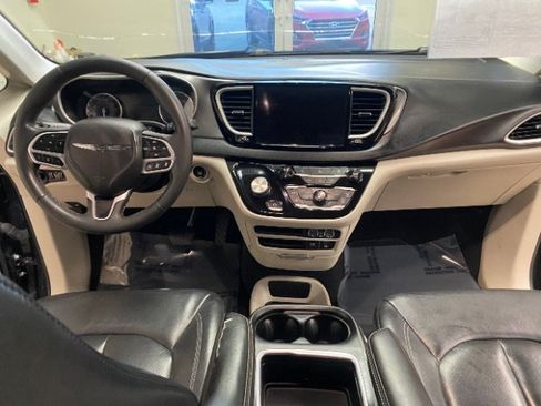 Used 2022 Chrysler Pacifica Touring-L FWD image 17