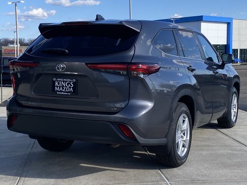 Used 2023 Toyota Highlander LE image 7