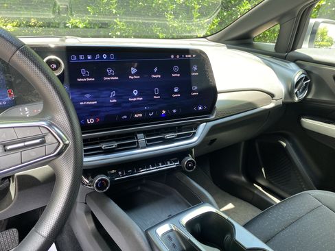 Used 2025 Chevrolet Equinox EV LT FWD image 24