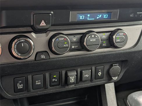 Used 2022 Toyota Tacoma TRD Off-Road w/ Technology Package AWD/4WD image 19