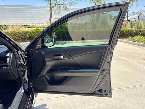 Used 2017 Honda Accord Sport image 14