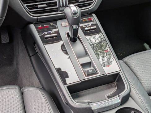 Certified 2026 Porsche Macan AWD/4WD image 17