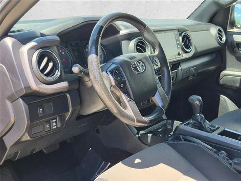 Used 2022 Toyota Tacoma TRD Off-Road AWD/4WD image 10