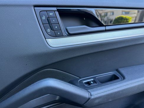 Certified 2025 Porsche Cayenne AWD/4WD image 19