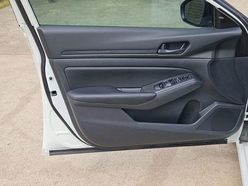 Used 2025 Nissan Altima 2.5 S FWD image 12