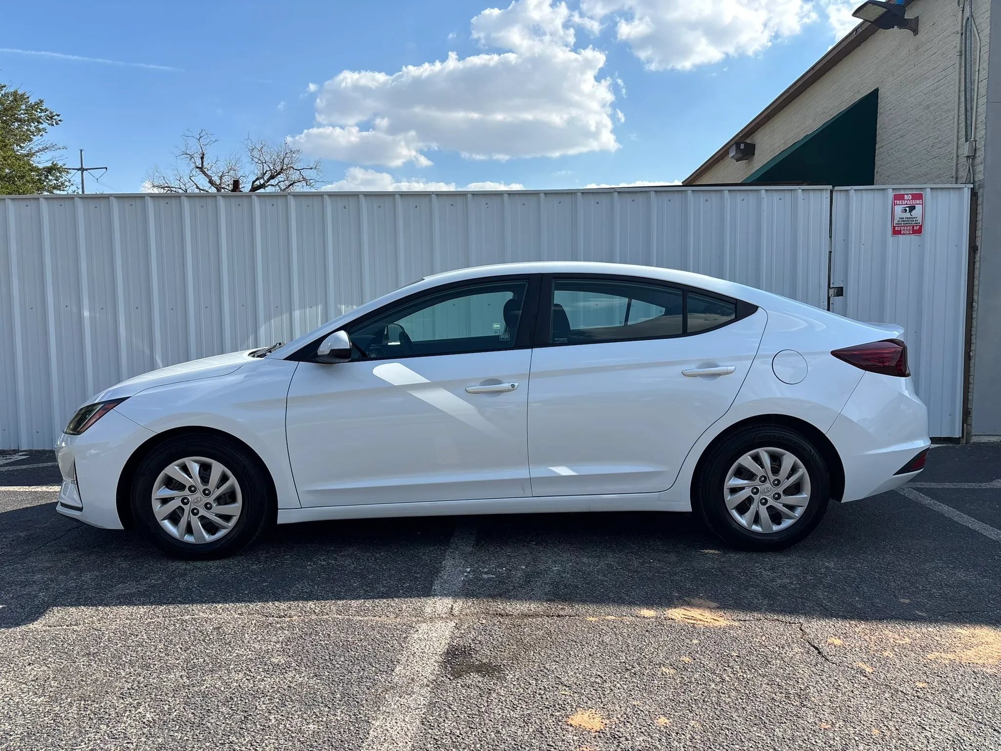 Used 2020 Hyundai Elantra SE w/ Cargo Package (C1) FWD image 2