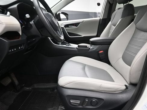Used 2019 Toyota RAV4 Limited w/ Cold Weather Package AWD/4WD image 17