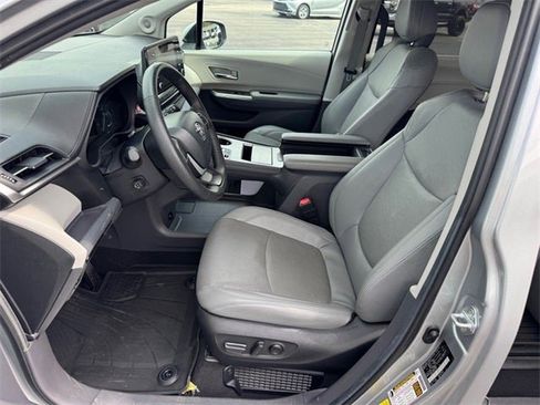 Certified 2024 Toyota Sienna Limited image 9