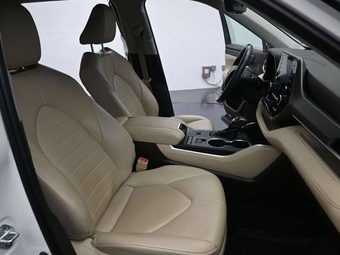 Used 2021 Toyota Highlander XLE FWD image 7