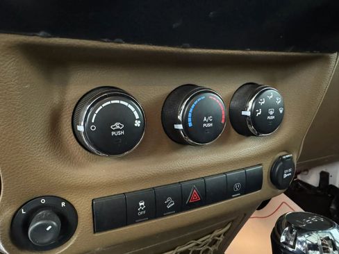 Used 2013 Jeep Wrangler Rubicon w/ PWR Convenience Group AWD/4WD image 18