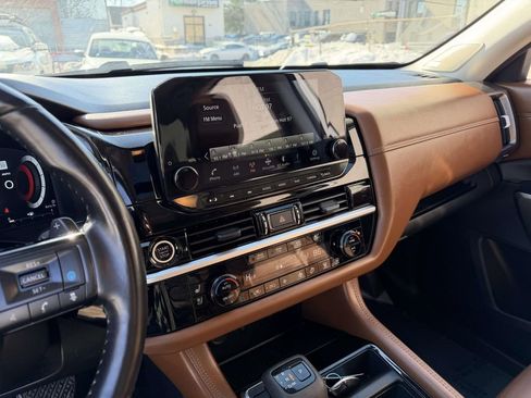 Used 2024 Nissan Pathfinder Platinum image 33