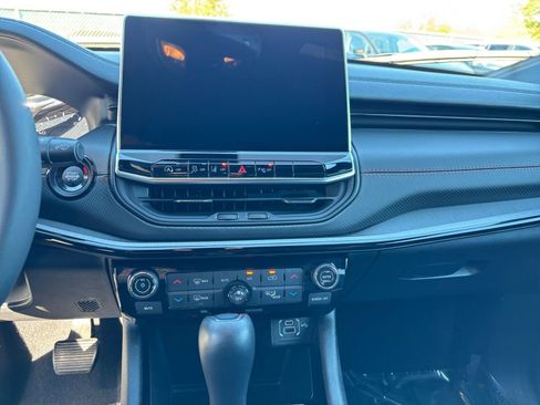 Used 2025 Jeep Compass Trailhawk image 18