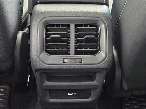 Used 2024 Volkswagen Taos SE image 29