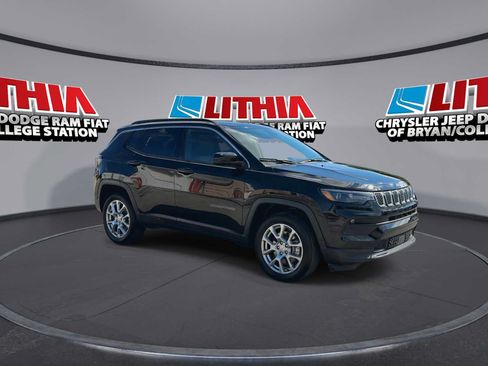 Used 2023 Jeep Compass Latitude w/ Sun and Sound Group AWD/4WD image 2