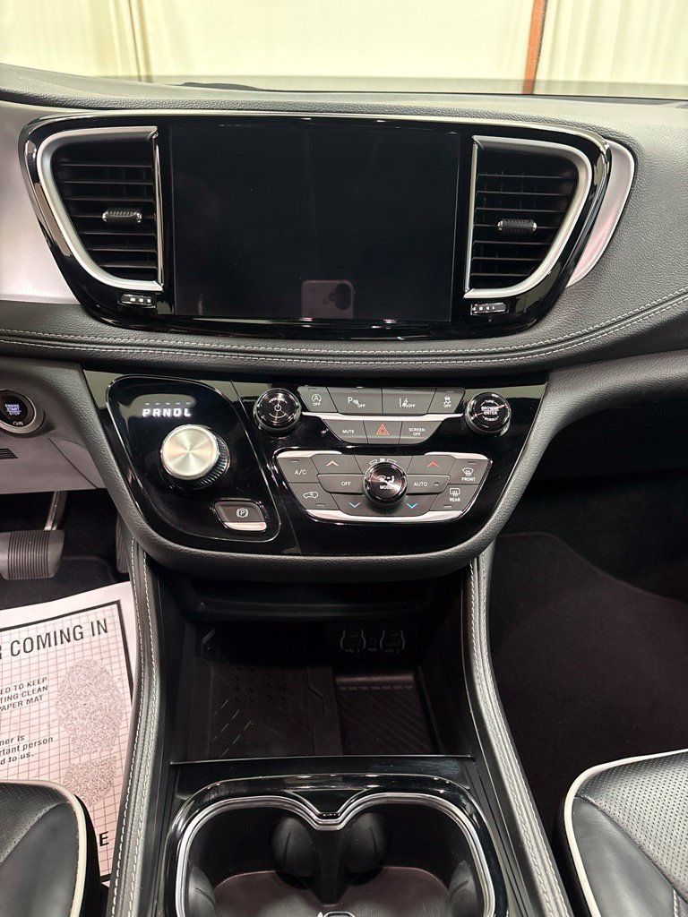 Used 2025 Chrysler Pacifica Limited FWD image 12