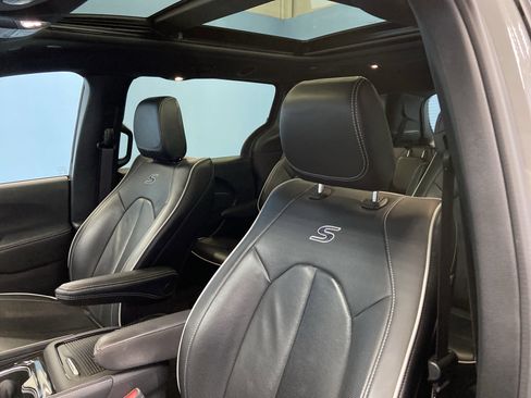 Used 2022 Chrysler Pacifica Limited w/ S Appearance Package image 8