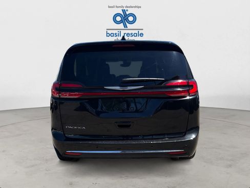 Used 2023 Chrysler Pacifica Touring-L FWD image 5