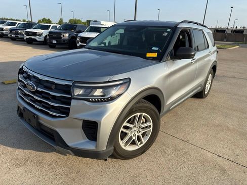 Used 2025 Ford Explorer Active RWD image 1
